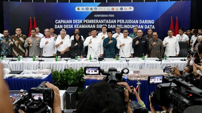 Menkopolkam Budi Gunawan bersama Menkomdigi Meutya Hafid, Menteri Agama Nasaruddin Umar, Mendiktisaintek Satryo Soemantri Brodjonegoro dan sejumlah pimpinan Lembaga Negara menyampaikan keterangan saat Konfrensi Pers
