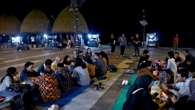Menkomdigi Meutya Hafid ngobrol santai  dengan relawan Literasi Digital dan Teknologi Informasi Komunikasi (TIK) dan juga Jurnalis di Pantai Tedis, Kota Kupang, Propinsi Nusa Tenggara Timur (NTT), Rabu (30/10/2024).