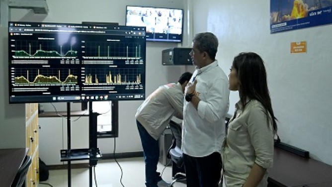 Menkomdigi Meutya Hafid tinjau Stasiun Bumi Satelit Satria-1 di desa Bolok, Kecamatan Kupang Barat, Kabupaten Kupang, Nusa Tenggara Timur, Rabu (30/10/2024).