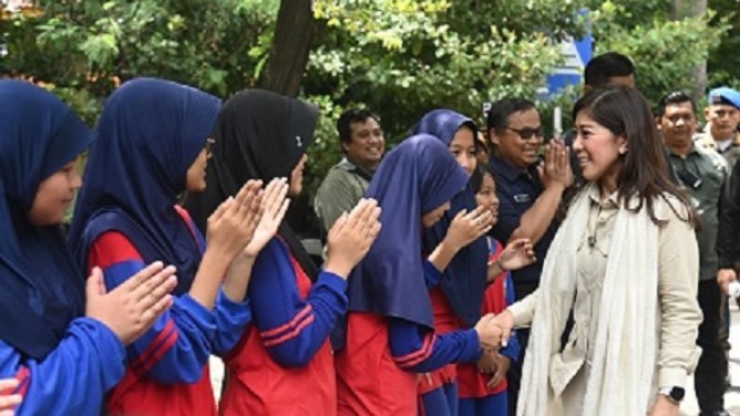 Menkomdigi Meutya Hafid memberikan literasi digital tentang  judi online (judol) di SMAN 92 Jakarta, Selasa (12/11/2024). Foto: Pey HS/Komdigi