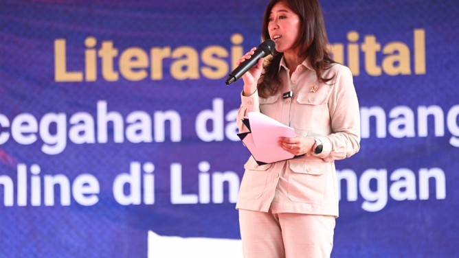 Menkomdigi Meutya Hafid memberikan literasi digital tentang  judi online (judol) di SMAN 92 Jakarta, Selasa (12/11/2024). Foto: Pey HS/Komdigi